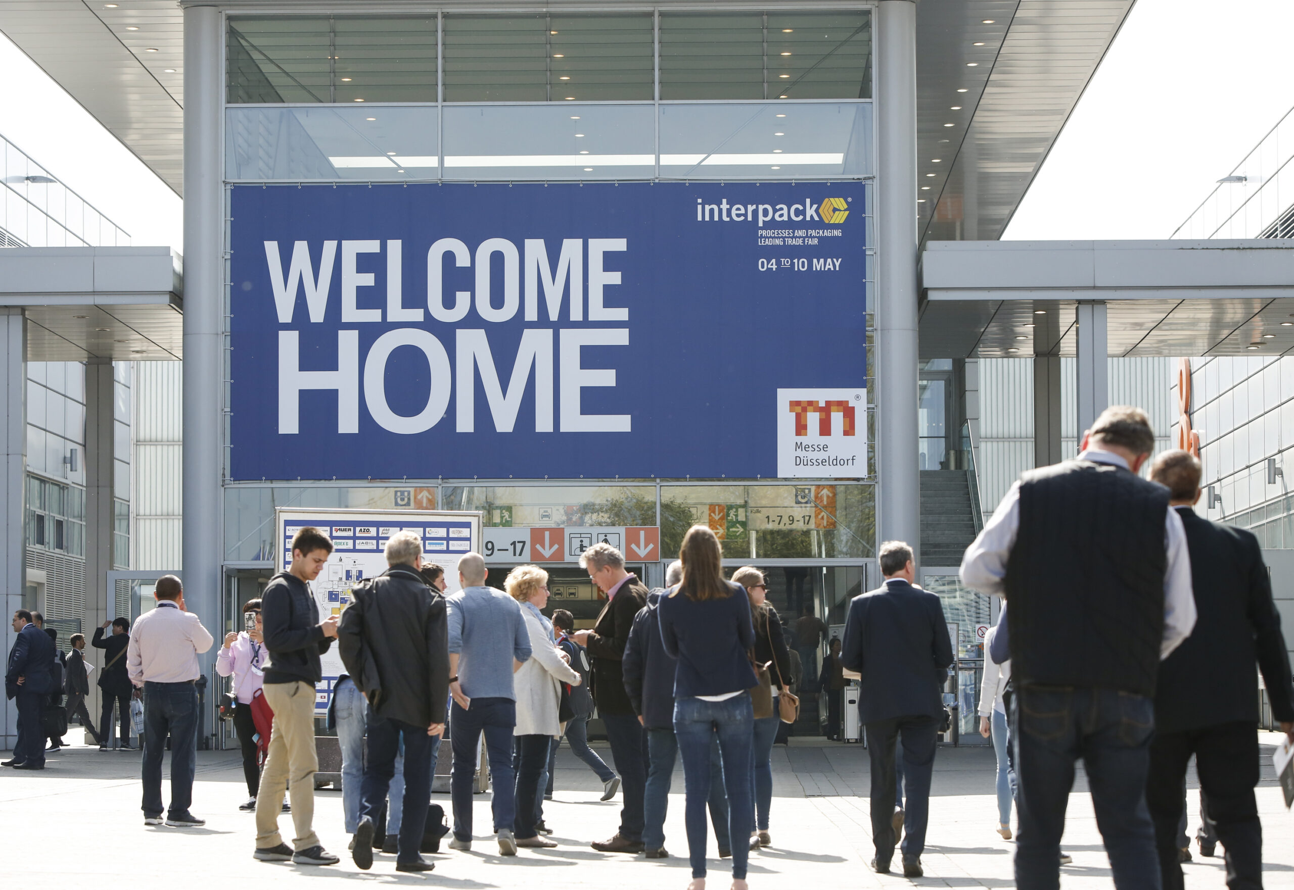 Die interpack 2017 verzeichnet die höchste Ausstellernachfrage in ihrer über 55-jährigen Geschichte. Zum offiziellen Anmeldeschluss der international bedeutendsten Veranstaltung der Verpackungsbranche und der verwandten Prozessindustrie buchten die Unternehmen etwa 20 Prozent mehr Fläche als Kapazitäten auf dem Düsseldorfer Messegelände mit seinen 262.400 Quadratmetern in 19 Hallen zur Verfügung stehen. Daher nehmen vom 04. bis 10. Mai 2017 mehr als 2.860 Aussteller teil. Die Unternehmen kommen aus ca. 55 Ländern nach Düsseldorf. | interpack 2017 is recording the highest demand among exhibitors in its 55 year history. By the official close of registration for this outstanding international event for the packaging industry and related processing industries, exhibitors had booked about 20 per cent more space than was available at the exhibition centre with its 262,400 square metres in 19 halls. Approximately 2,860 exhibitors are therefore participating from 4 to 10 May 2017, coming from about 55 different countries.